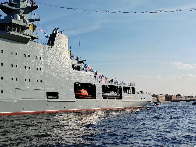 Что известно о кораблях, которые стоят в Неве и будут участвовать в военно-морском параде