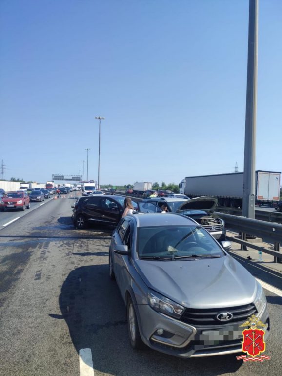 Полиция показала кадры массового ДТП на КАД, в котором пострадали три человека