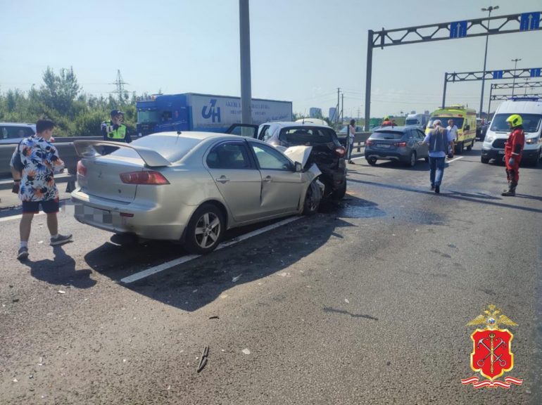 Полиция показала кадры массового ДТП на КАД, в котором пострадали три человека
