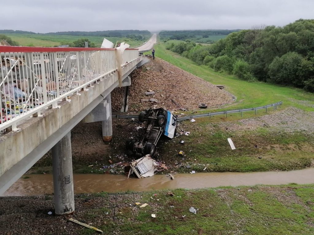 Два человека погибли после падения грузовика «Вольво» с моста в Приморье