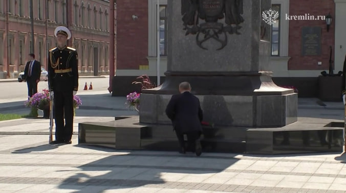 Путин открыл памятник адмиралу Федору Ушакову на площади Труда