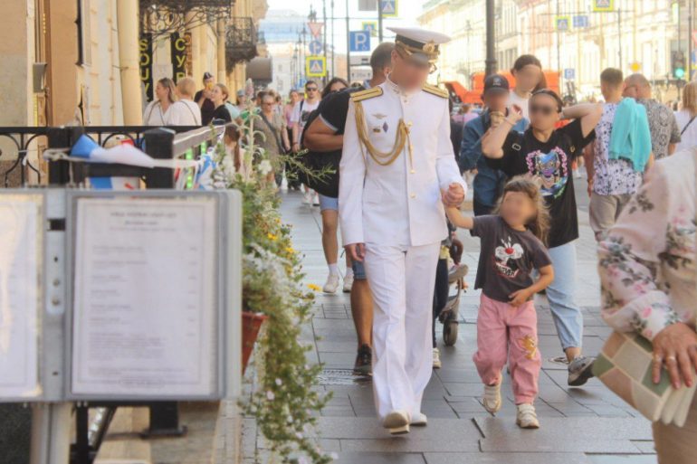 Большой фоторепортаж об атмосфере Дня ВМФ в Петербурге
