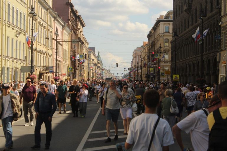 Большой фоторепортаж об атмосфере Дня ВМФ в Петербурге