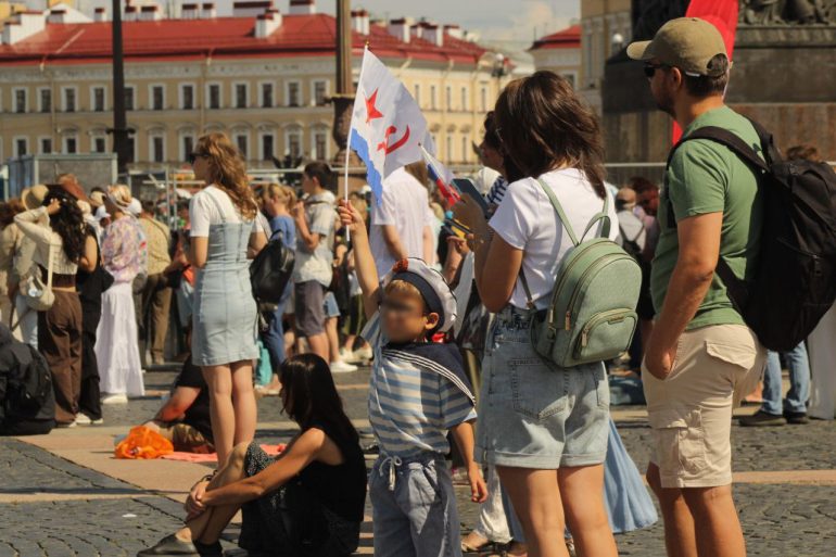 Большой фоторепортаж об атмосфере Дня ВМФ в Петербурге
