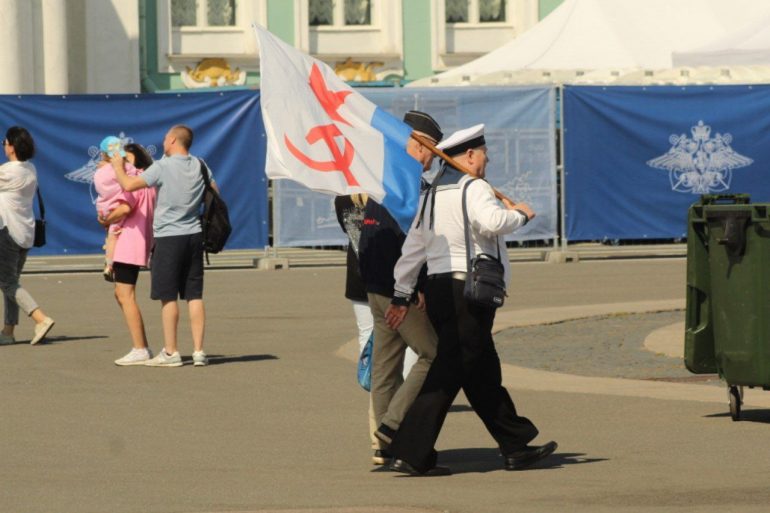 Большой фоторепортаж об атмосфере Дня ВМФ в Петербурге