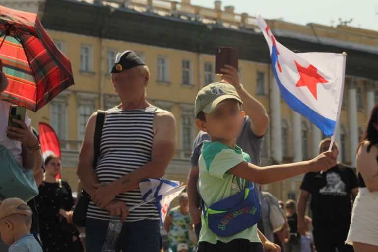 Большой фоторепортаж об атмосфере Дня ВМФ в Петербурге