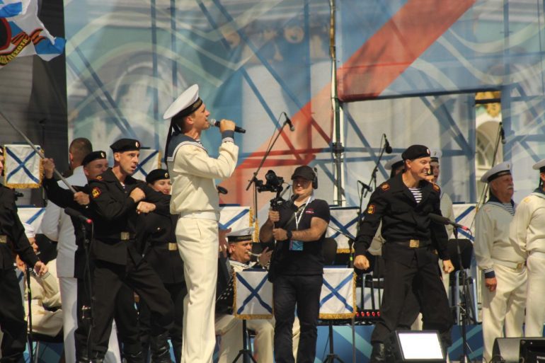 Большой фоторепортаж об атмосфере Дня ВМФ в Петербурге