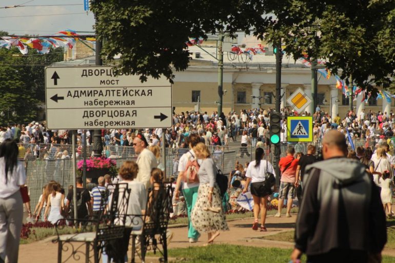 Большой фоторепортаж об атмосфере Дня ВМФ в Петербурге