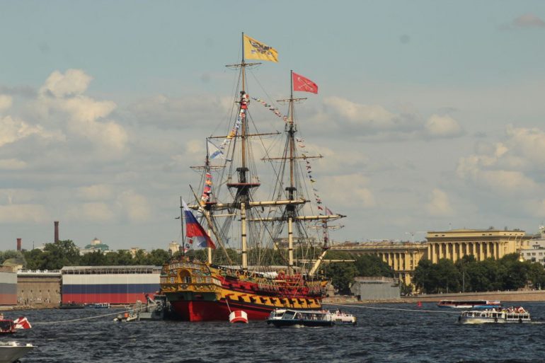Большой фоторепортаж об атмосфере Дня ВМФ в Петербурге