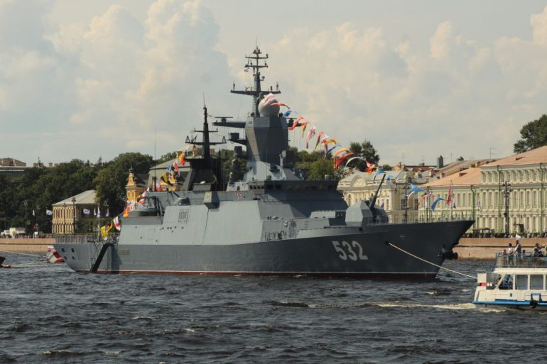 Большой фоторепортаж об атмосфере Дня ВМФ в Петербурге