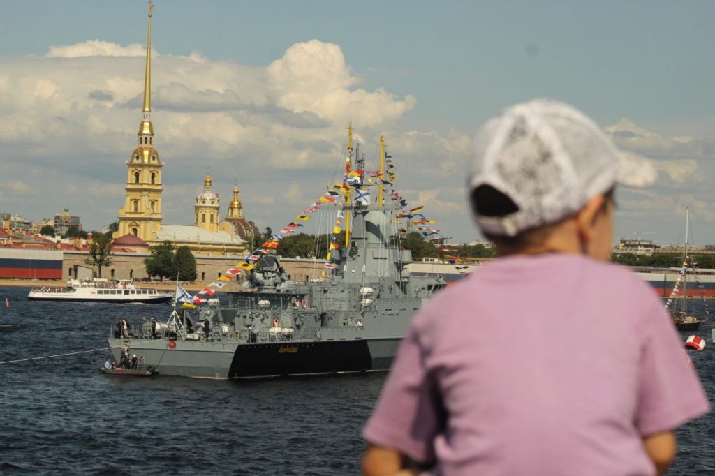 Большой фоторепортаж об атмосфере Дня ВМФ в Петербурге