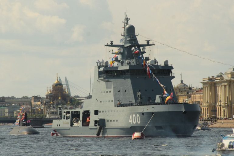 Большой фоторепортаж об атмосфере Дня ВМФ в Петербурге