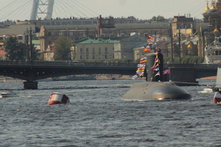 Большой фоторепортаж об атмосфере Дня ВМФ в Петербурге