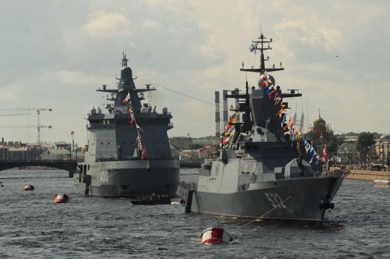 Большой фоторепортаж об атмосфере Дня ВМФ в Петербурге