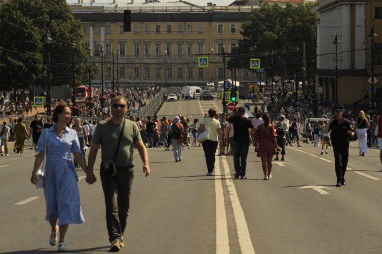 Большой фоторепортаж об атмосфере Дня ВМФ в Петербурге