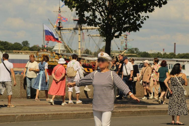 Большой фоторепортаж об атмосфере Дня ВМФ в Петербурге