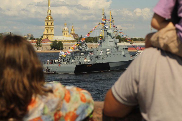 Большой фоторепортаж об атмосфере Дня ВМФ в Петербурге