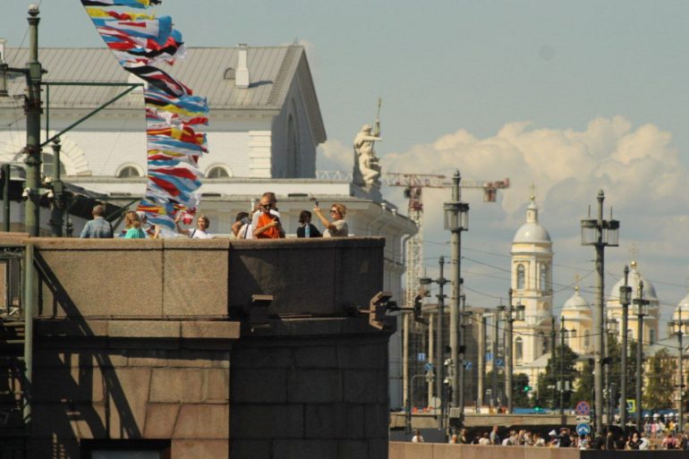 Большой фоторепортаж об атмосфере Дня ВМФ в Петербурге