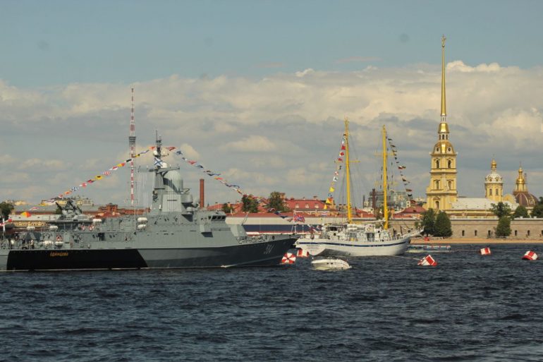 Большой фоторепортаж об атмосфере Дня ВМФ в Петербурге