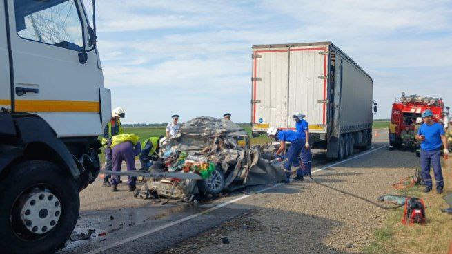 Под Краснодаром в ДТП с двумя фурами погибло 5 человек, включая 3 детей