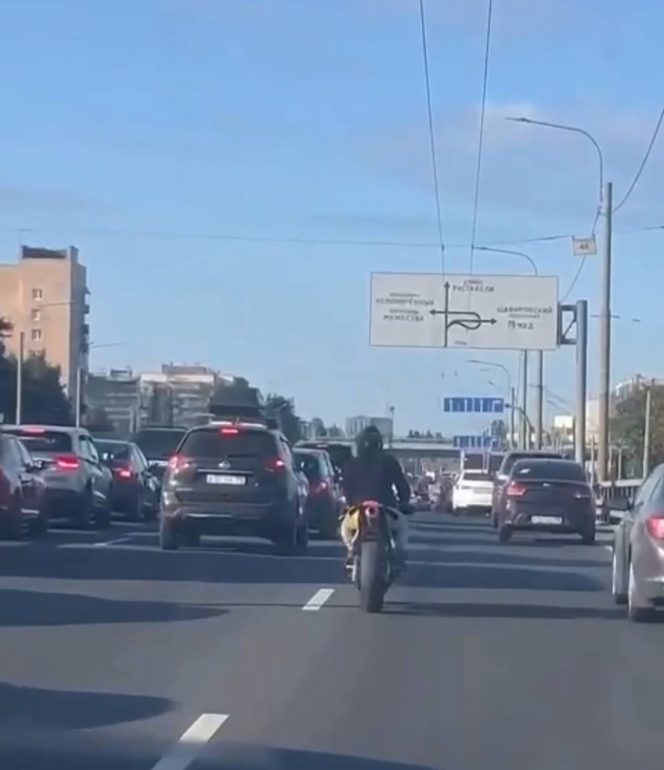 На Пискаревском байкер «раздвинул» поток машин для скорой