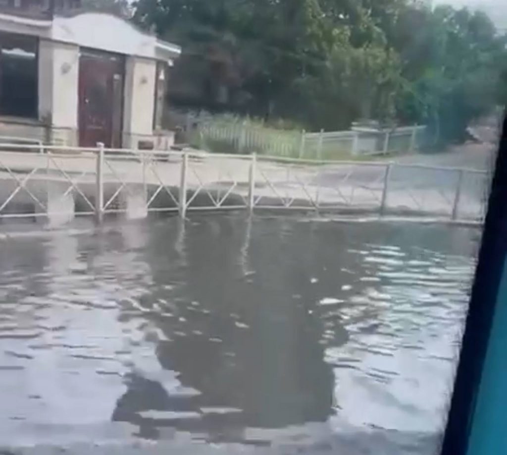 Ломоносов ушел под воду после сильного дождя