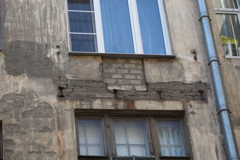 Стены дома 19 по Ленина пугают