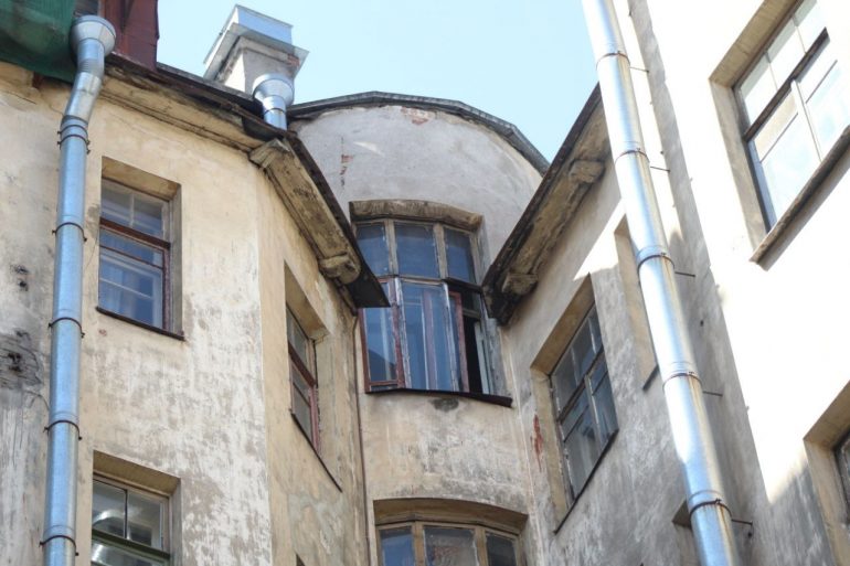 Стены дома 19 по Ленина пугают