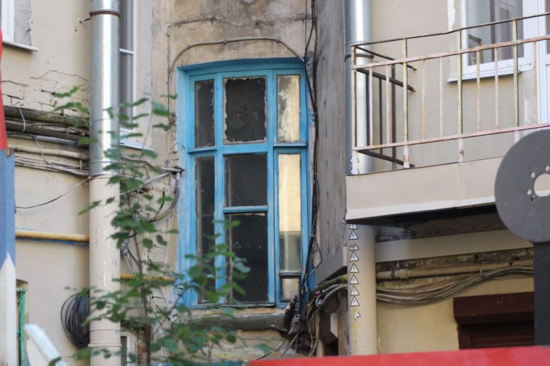 Стены дома 19 по Ленина пугают