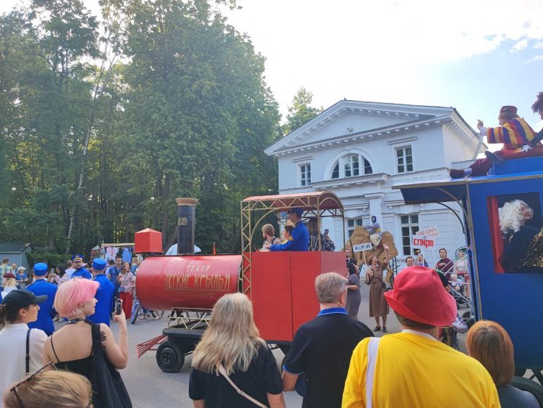 Фестиваль уличных театров на Елагином острове начался с карнавала