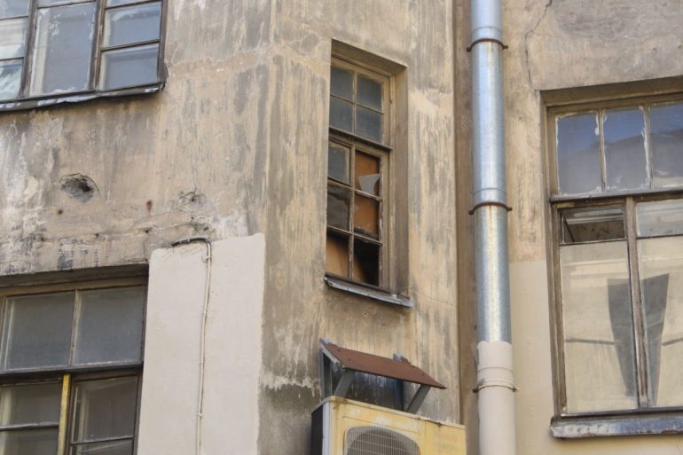 Стены дома 19 по Ленина пугают