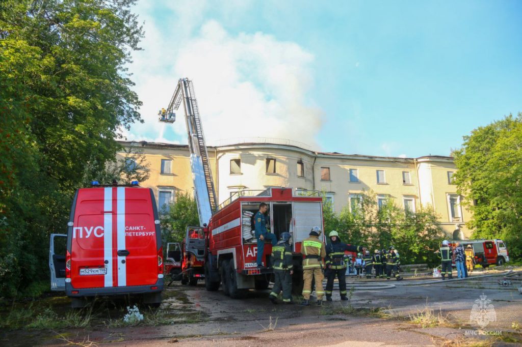 Пожар во дворце Ольги Палей в Пушкине потушили спустя 13 часов