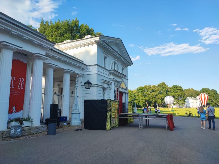 Фестиваль уличных театров на Елагином острове начался с карнавала