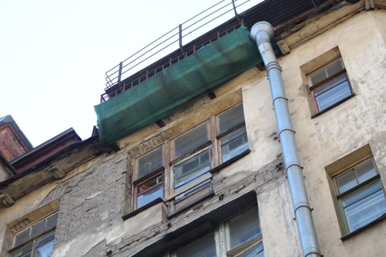 Стены дома 19 по Ленина пугают