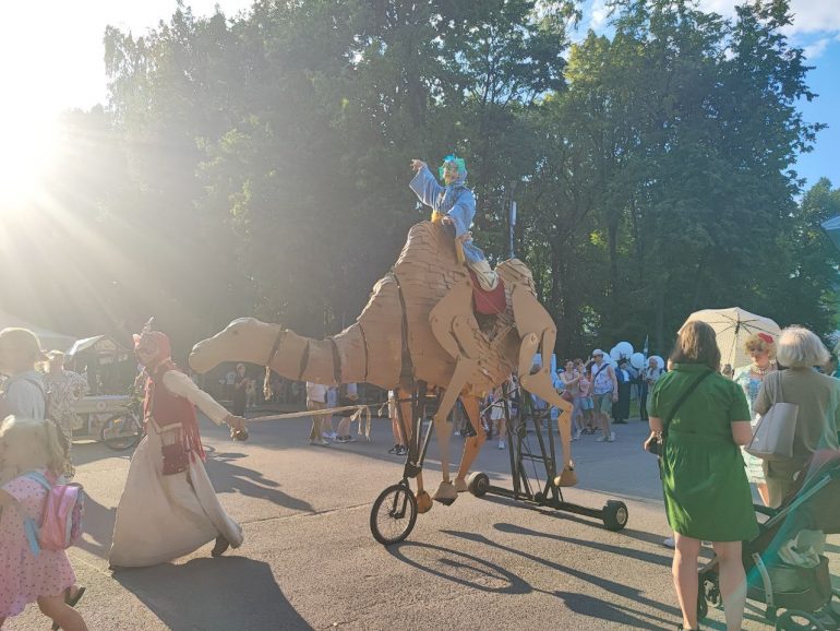 Фестиваль уличных театров на Елагином острове начался с карнавала