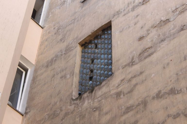 Стены дома 19 по Ленина пугают