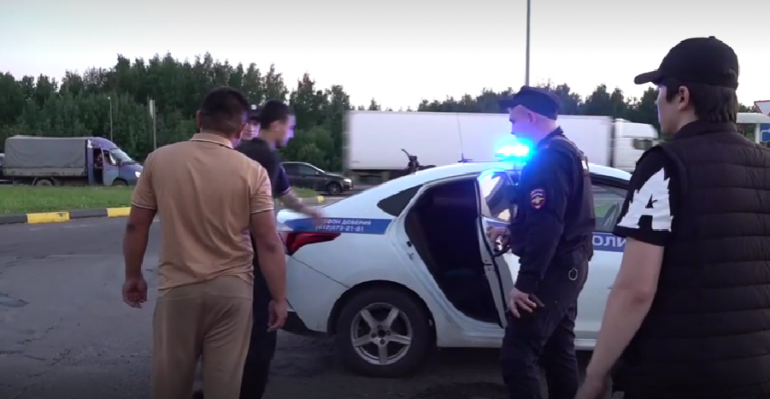 Блокпосты с БТР Росгвардии ночью выставили в Петербурге для проверки мигрантов