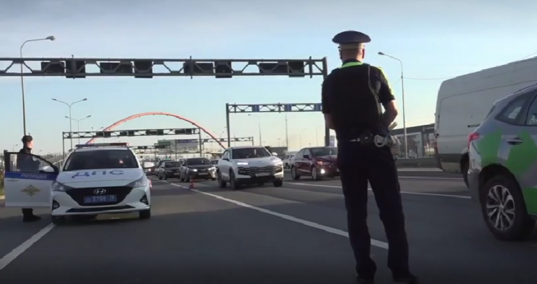 Блокпосты с БТР Росгвардии ночью выставили в Петербурге для проверки мигрантов