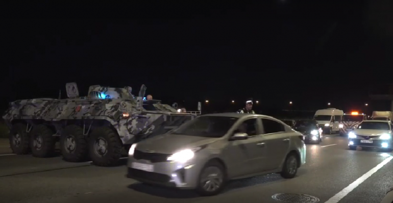 Блокпосты с БТР Росгвардии ночью выставили в Петербурге для проверки мигрантов