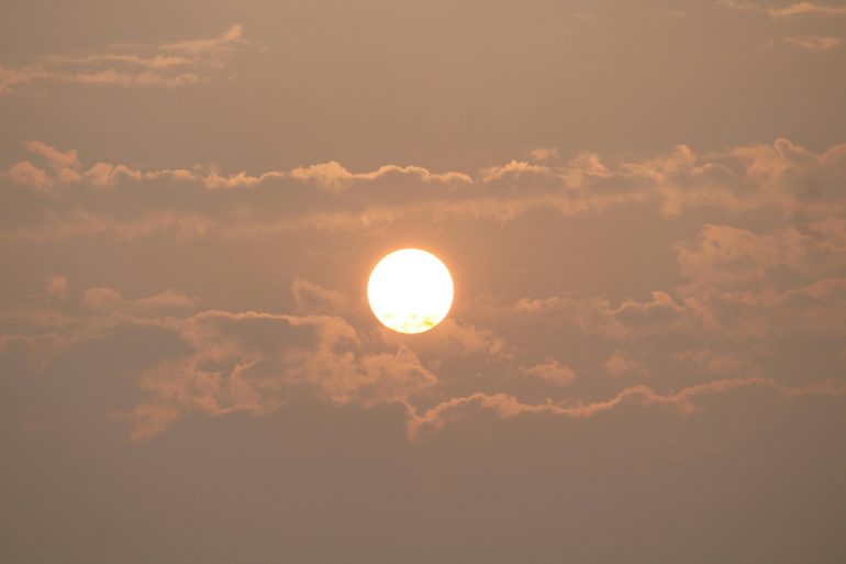 Солнце садится в облака, народные приметы и почему это происходит