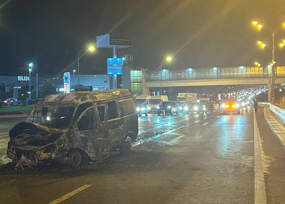 После аварии с грузовиком на МКАД обнаружили тела в сгоревшем авто