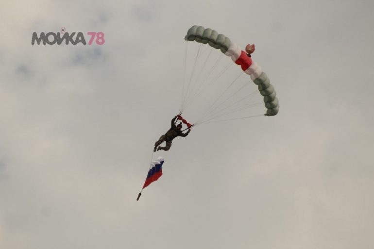 Из вертолета Ми-8 на берег парка 300-летия высадились десантники