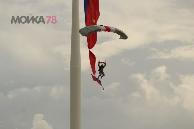 Из вертолета Ми-8 на берег парка 300-летия высадились десантники