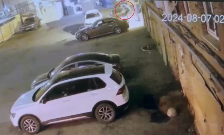 На Владимирском пьяный гуляка прыгал по припаркованным у отеля авто