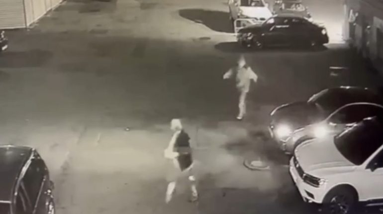 На Владимирском пьяный гуляка прыгал по припаркованным у отеля авто