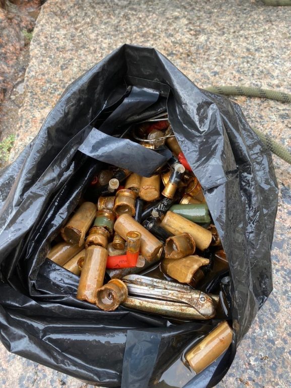 Водолазы Росгвардии нашли в Зимней канавке патроны и телефон в пакете