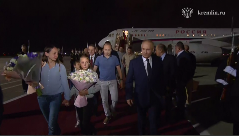 Путин встретил у самолета вернувшихся после обмена заключенными россиян