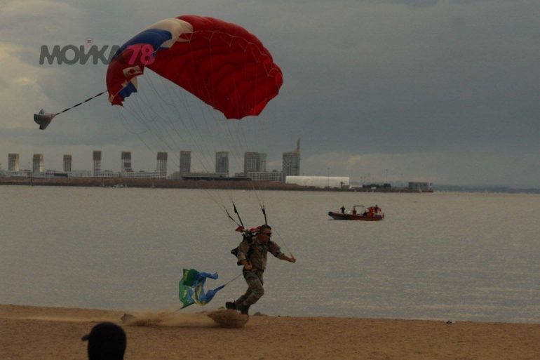 Из вертолета Ми-8 на берег парка 300-летия высадились десантники