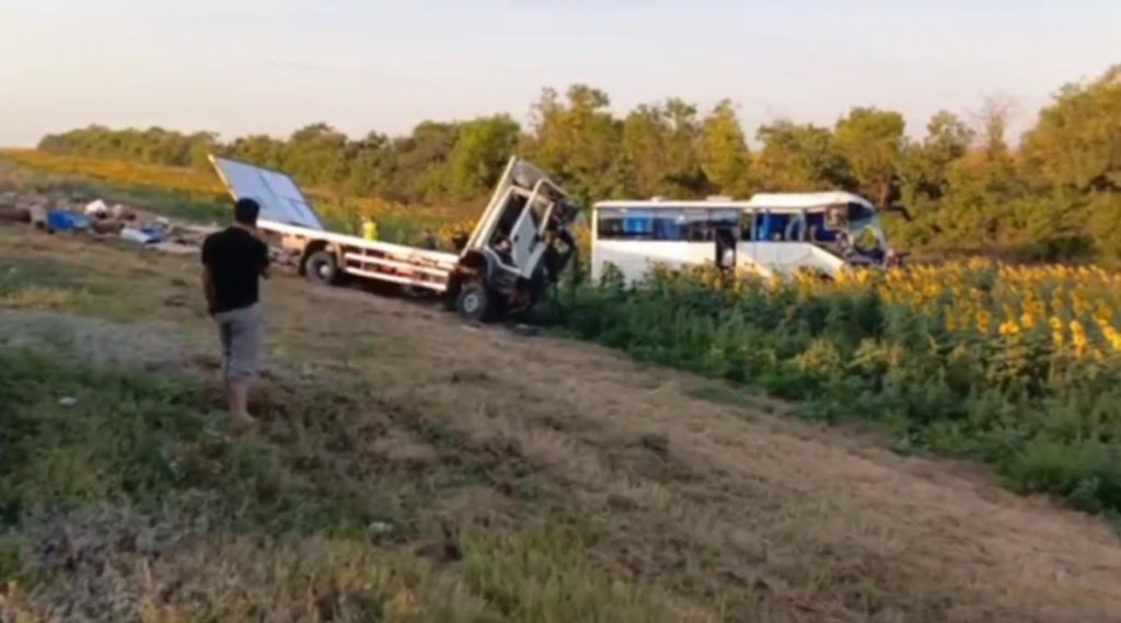 В ДТП автобуса и грузовика под Волгоградом погиб один человек и пострадали 16