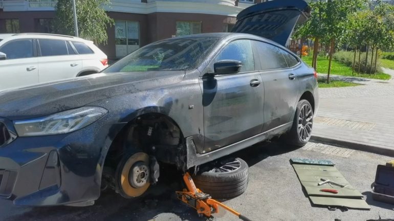 В Петербурге жертва мошенников на "благо страны" сожгла «Мерседес», «БМВ» и «Ауди»